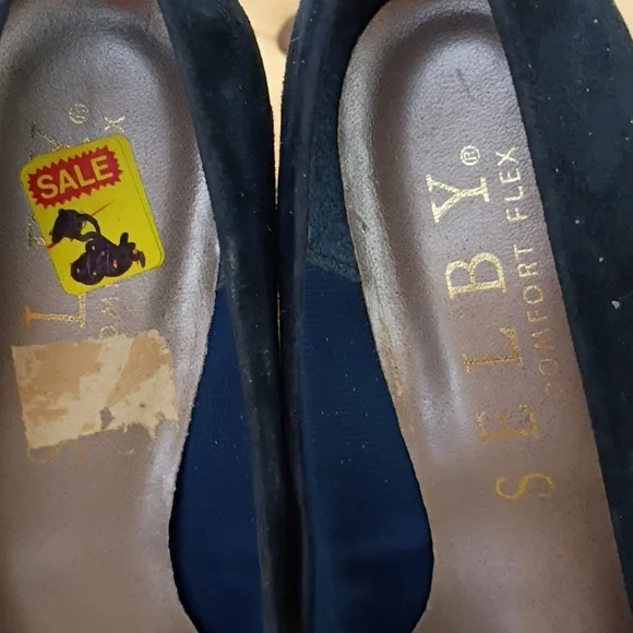 NWT.Selby Vintage Navy Heels with Gold Accent - Picture 6 of 10